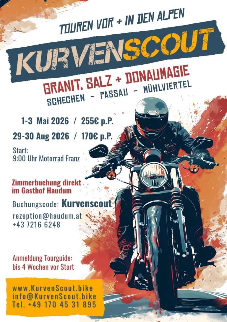 Zwei lebensgroße Figuren stehen für den "Franz-Eberhofer-Kreisverkehr" in einer Landschaft.